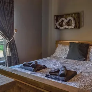 Loyal Cerise Bondgate Holiday home